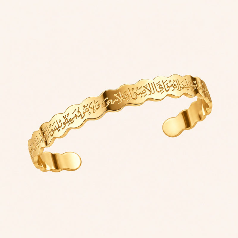 Ripple Calligraphy Cuff in 18K gold - Arabic engraving on a rippled band
