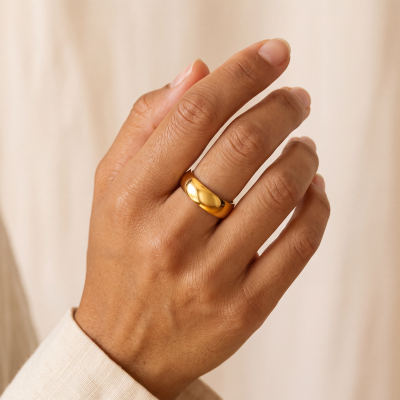 Noor Essential Ring worn on the hand, 18K gold