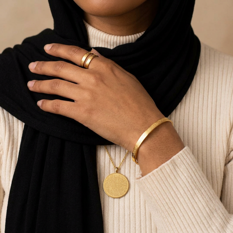 Ayatul Kursi Set worn, 18k gold
