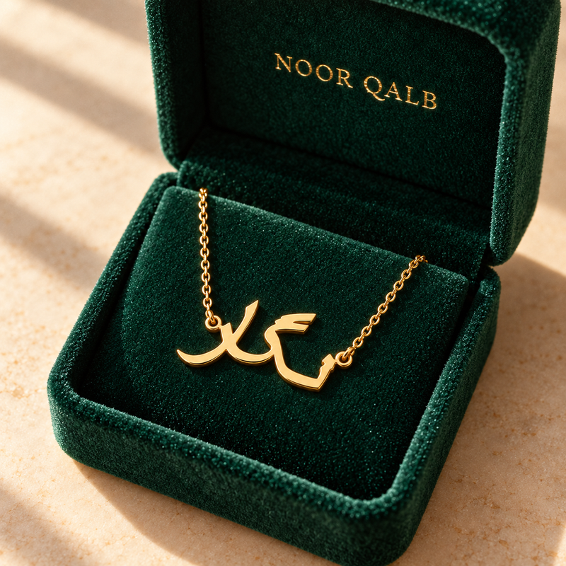 Farsi name necklace in the Noor Qalb emerald gift box